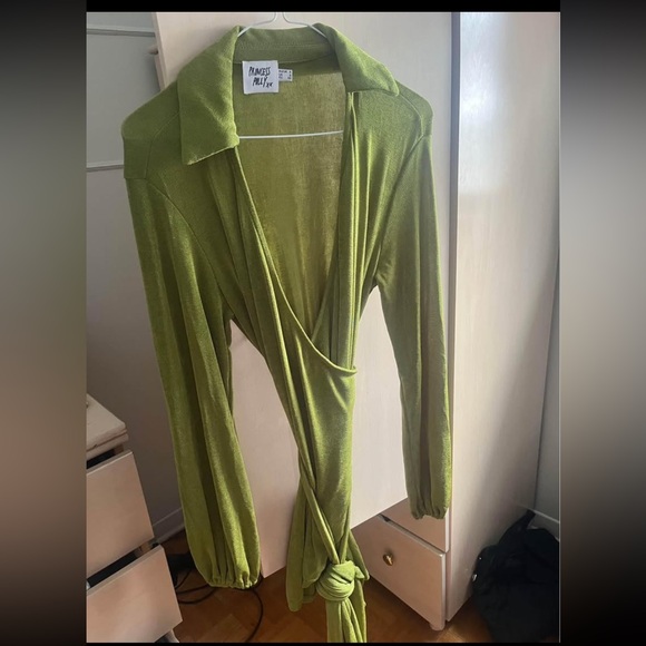 Short long sleeved green dress - Picture 1 of 2